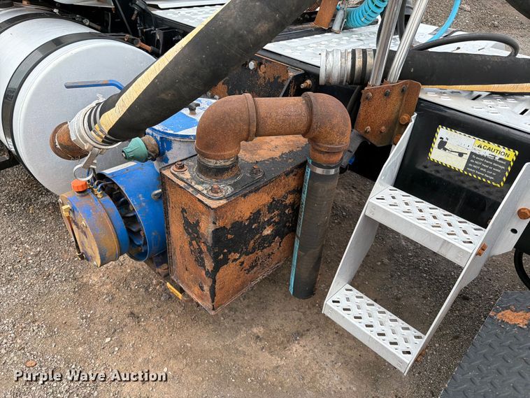image for item FB5020 2013 Mack CHU613 semi truck