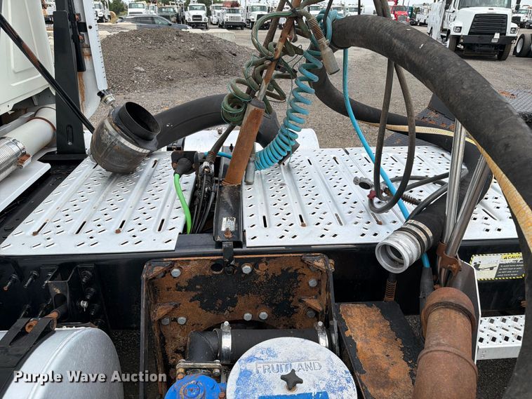 image for item FB5020 2013 Mack CHU613 semi truck