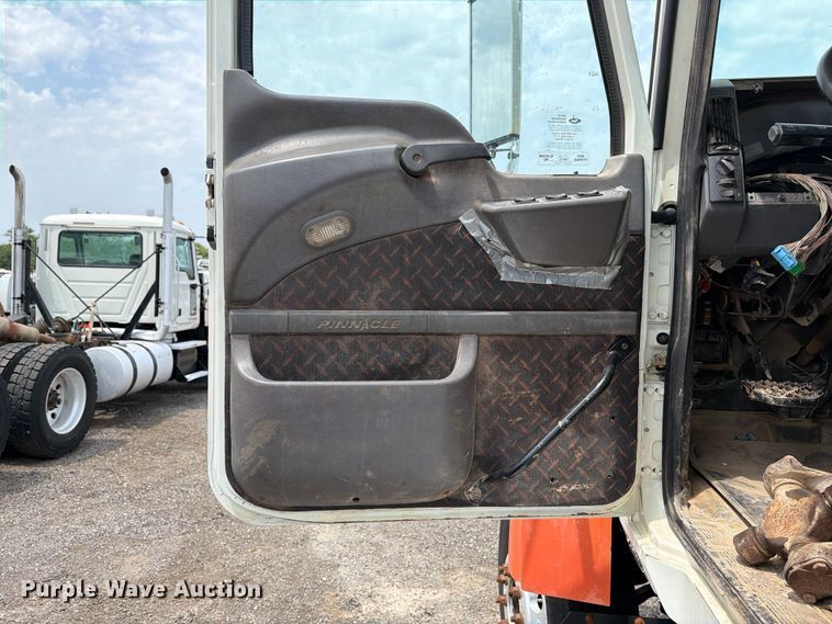 image for item FB5020 2013 Mack CHU613 semi truck