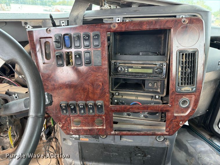 image for item FB5020 2013 Mack CHU613 semi truck