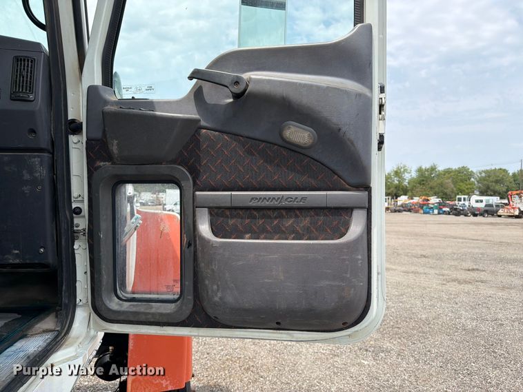 image for item FB5020 2013 Mack CHU613 semi truck