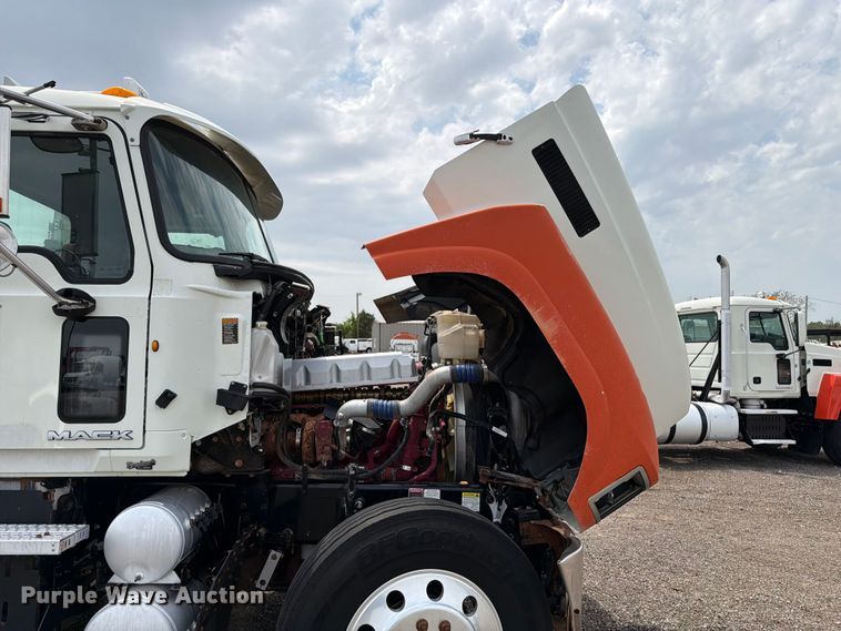 image for item FB5020 2013 Mack CHU613 semi truck