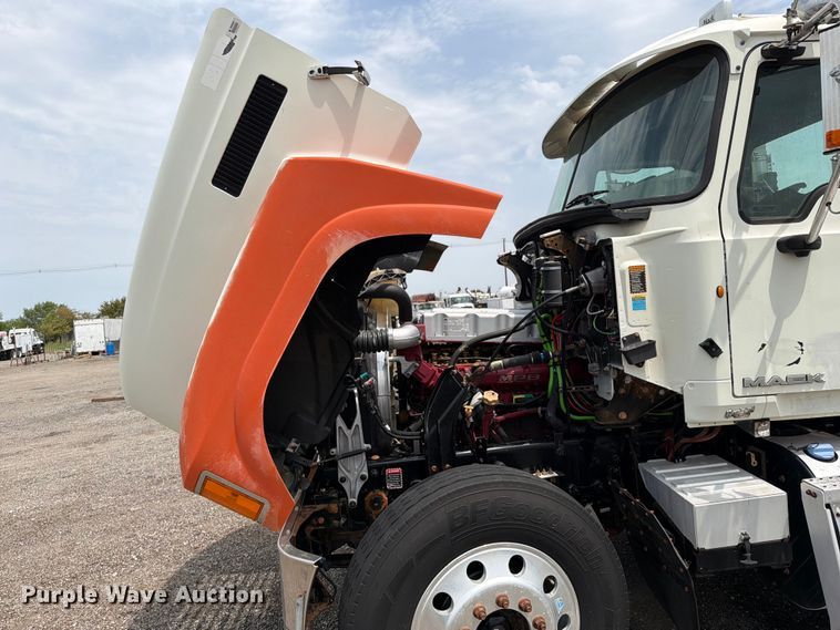 image for item FB5020 2013 Mack CHU613 semi truck