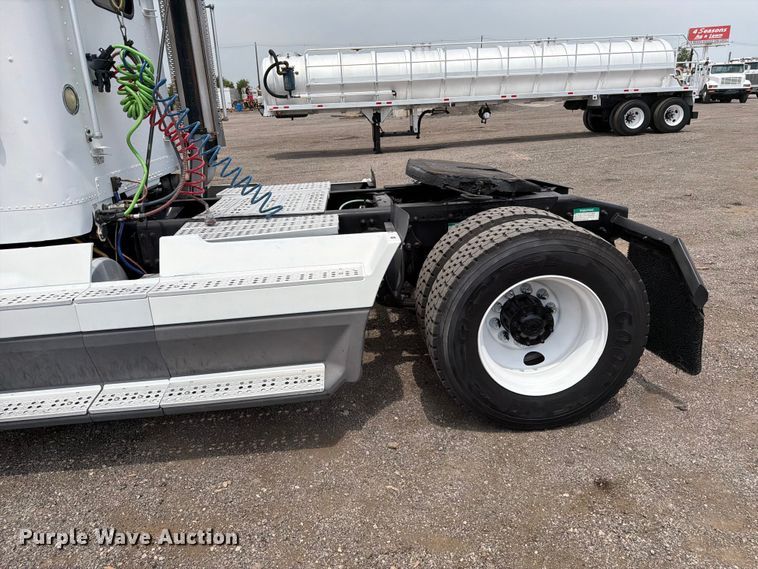 image for item FB5021 1998 Freightliner FLD120 semi truck
