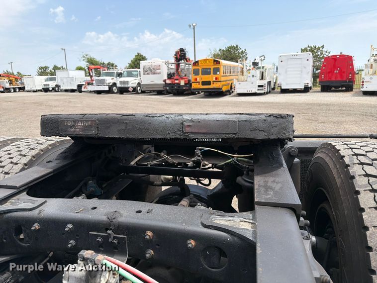 image for item FB5021 1998 Freightliner FLD120 semi truck