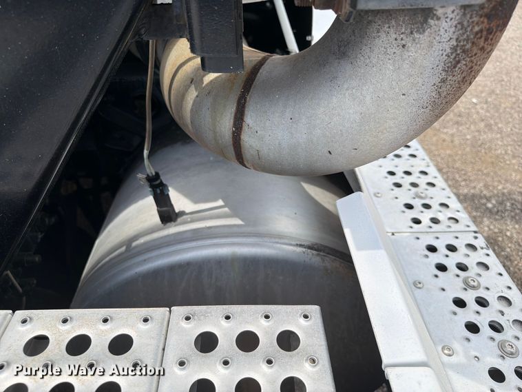 image for item FB5021 1998 Freightliner FLD120 semi truck