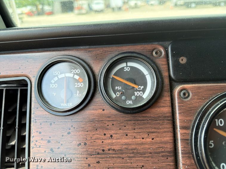 image for item FB5021 1998 Freightliner FLD120 semi truck
