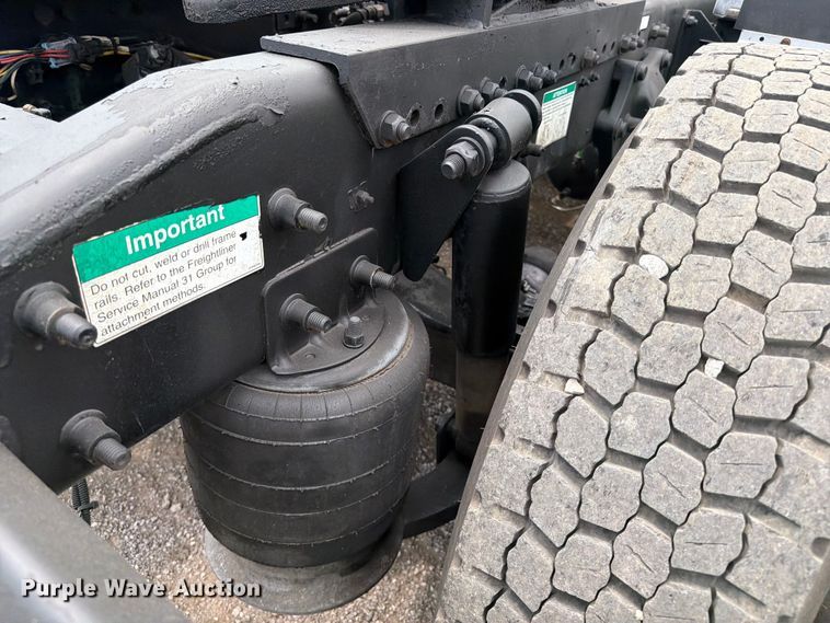 image for item FB5021 1998 Freightliner FLD120 semi truck