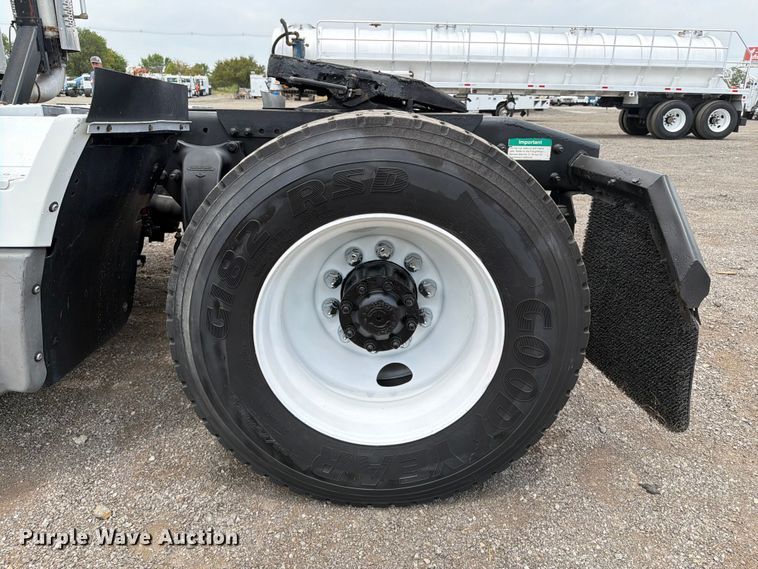 image for item FB5021 1998 Freightliner FLD120 semi truck