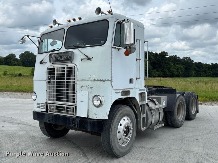 1983 Freightliner FLT Semi truck