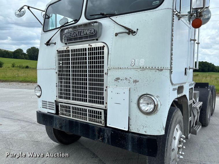 image for item FC1742 1983 Freightliner FLT Semi truck