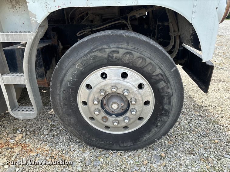 image for item FC1742 1983 Freightliner FLT Semi truck