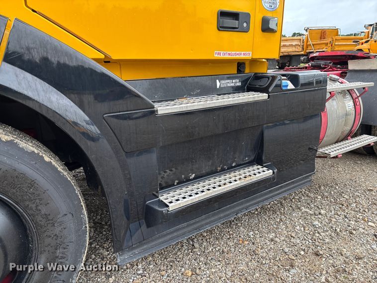 image for item FC1750 2017 Volvo VNL semi truck