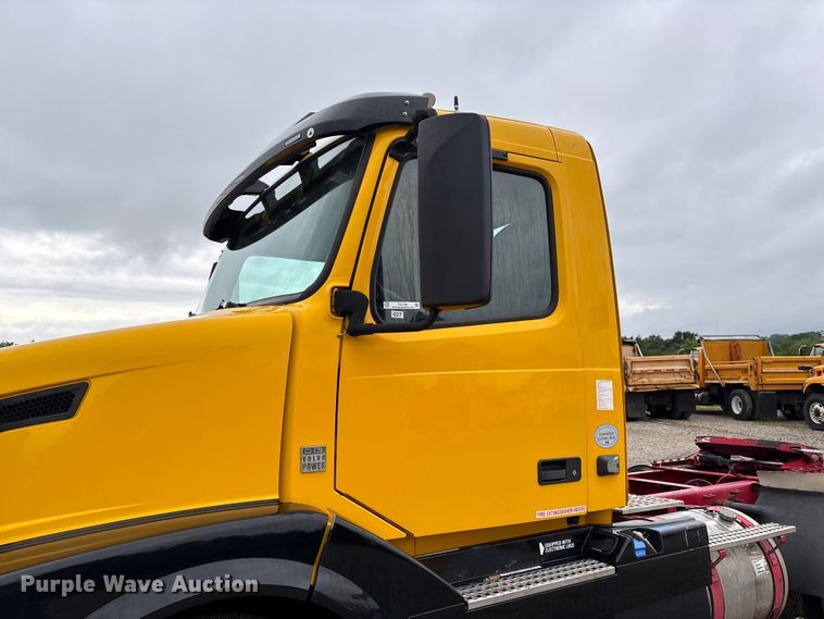 image for item FC1750 2017 Volvo VNL semi truck
