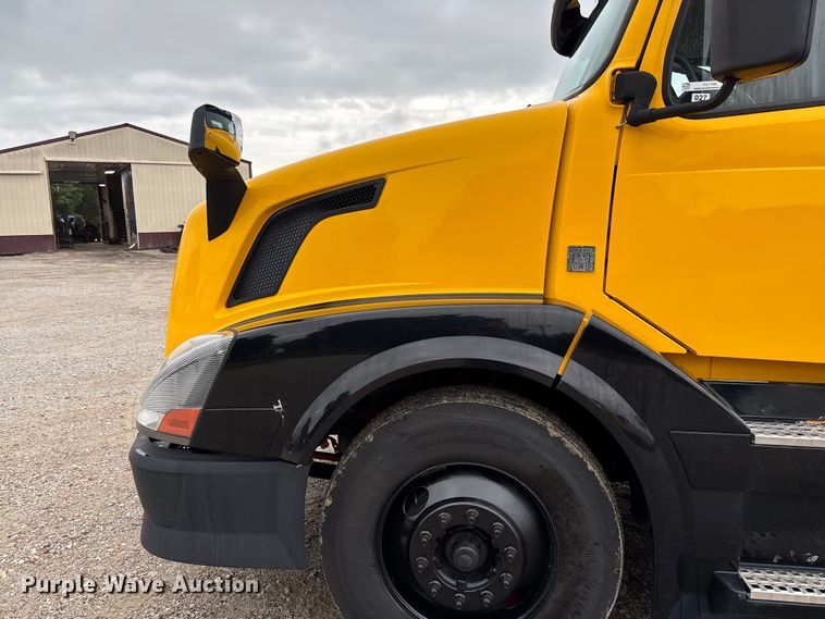 image for item FC1750 2017 Volvo VNL semi truck