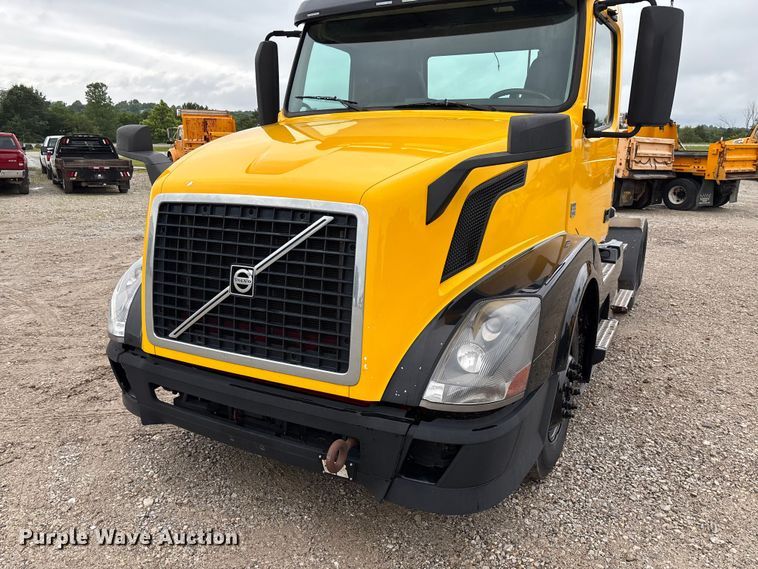 image for item FC1750 2017 Volvo VNL semi truck