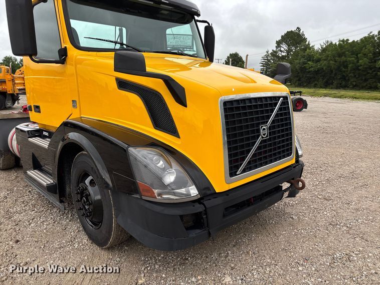 image for item FC1750 2017 Volvo VNL semi truck