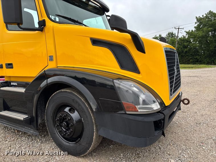 image for item FC1750 2017 Volvo VNL semi truck