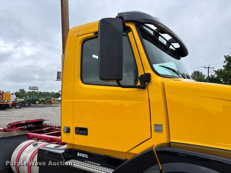 image for item FC1750 2017 Volvo VNL semi truck