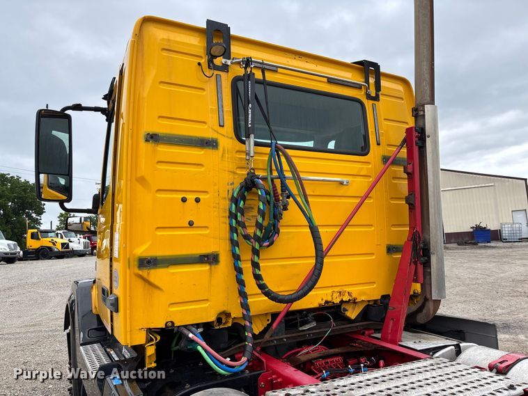 image for item FC1750 2017 Volvo VNL semi truck