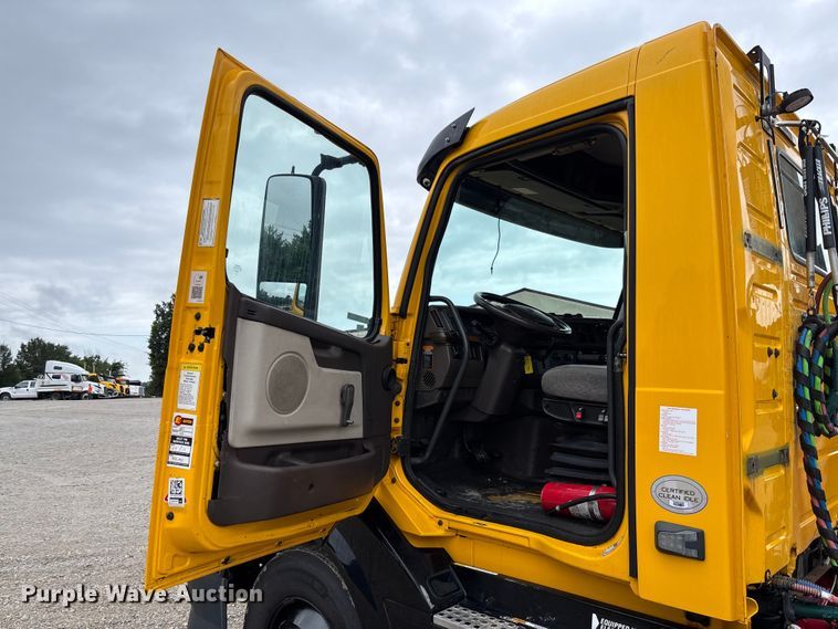 image for item FC1750 2017 Volvo VNL semi truck