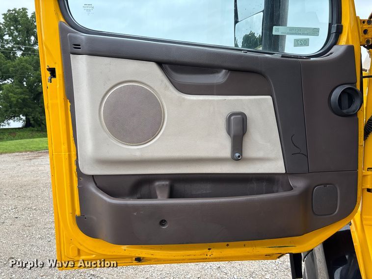 image for item FC1750 2017 Volvo VNL semi truck