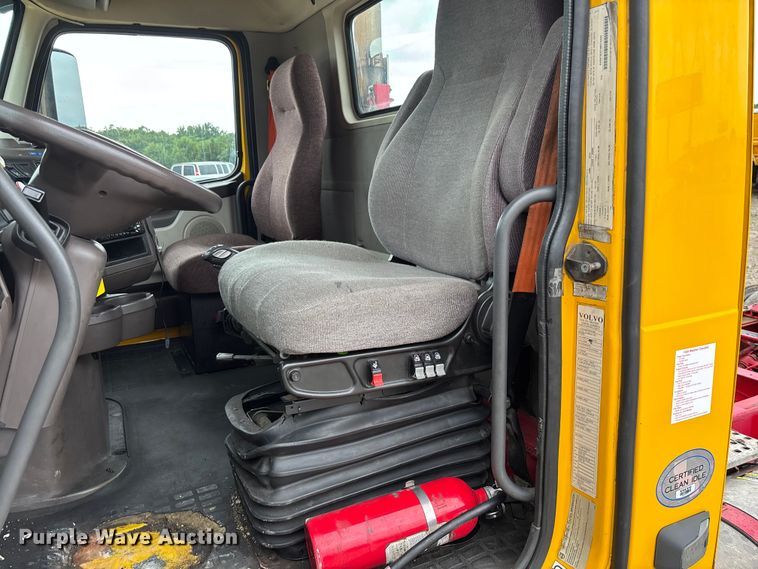 image for item FC1750 2017 Volvo VNL semi truck