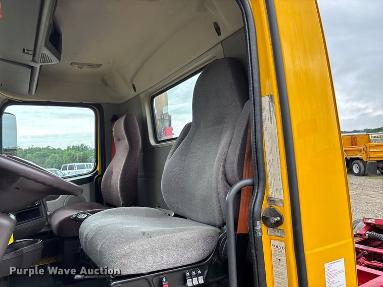 image for item FC1750 2017 Volvo VNL semi truck