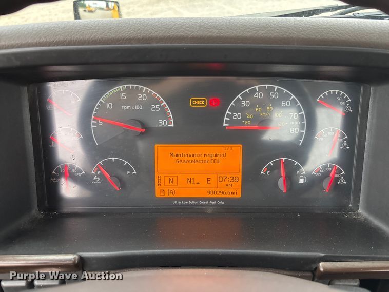 image for item FC1750 2017 Volvo VNL semi truck