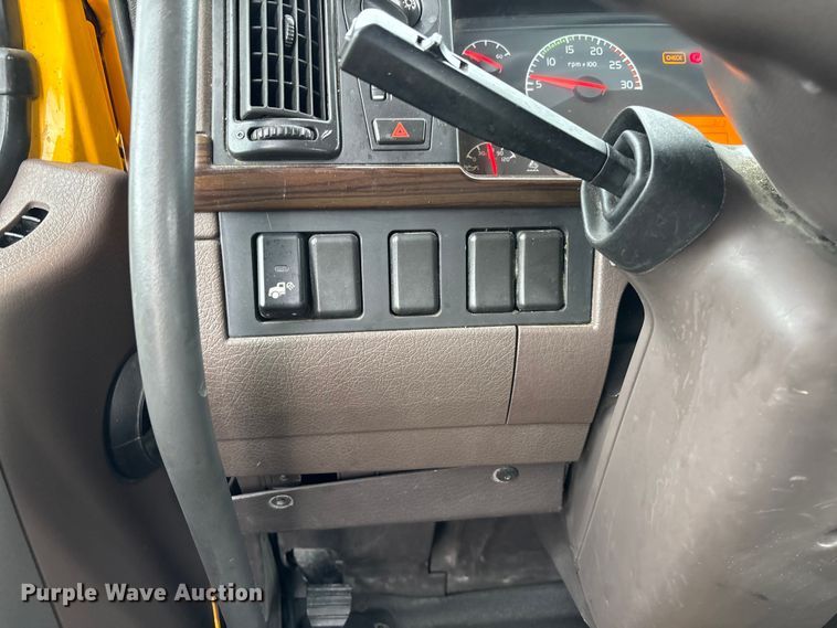 image for item FC1750 2017 Volvo VNL semi truck