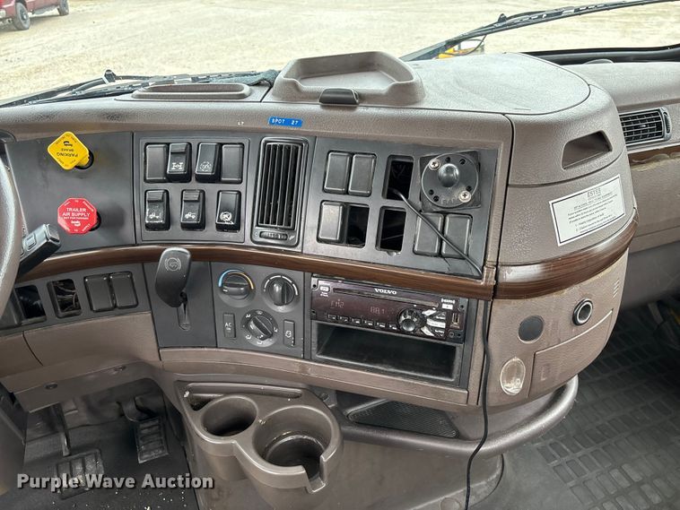 image for item FC1750 2017 Volvo VNL semi truck