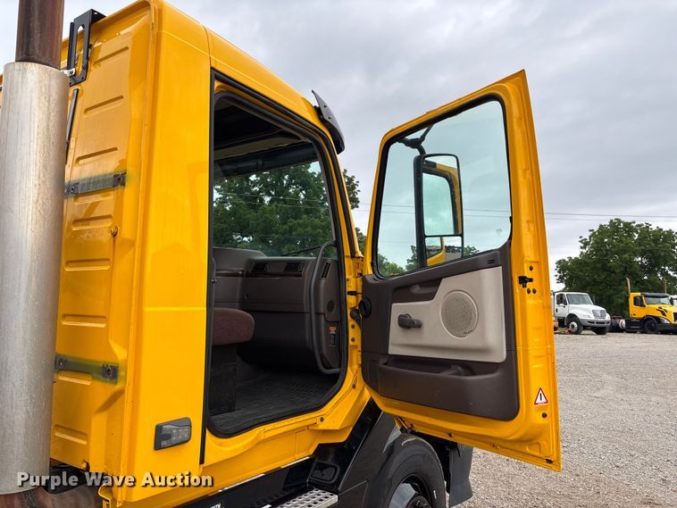 image for item FC1750 2017 Volvo VNL semi truck