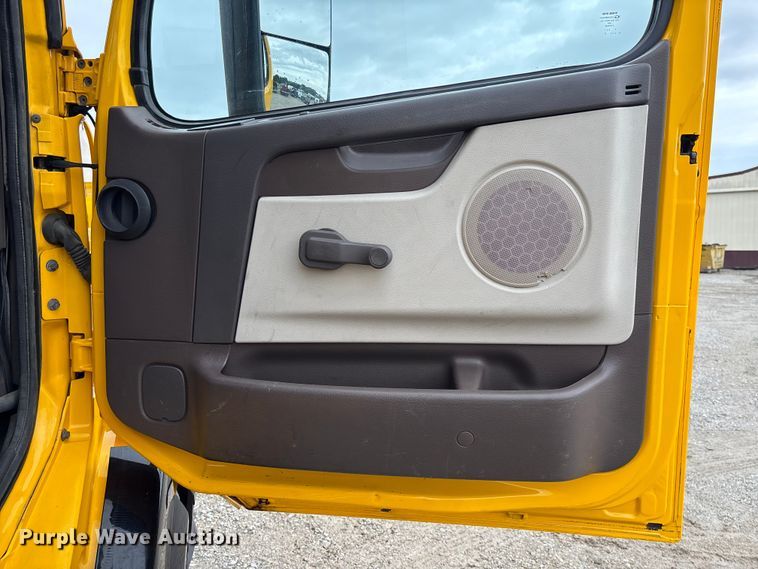 image for item FC1750 2017 Volvo VNL semi truck