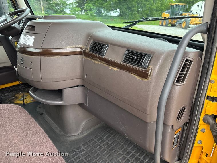 image for item FC1750 2017 Volvo VNL semi truck