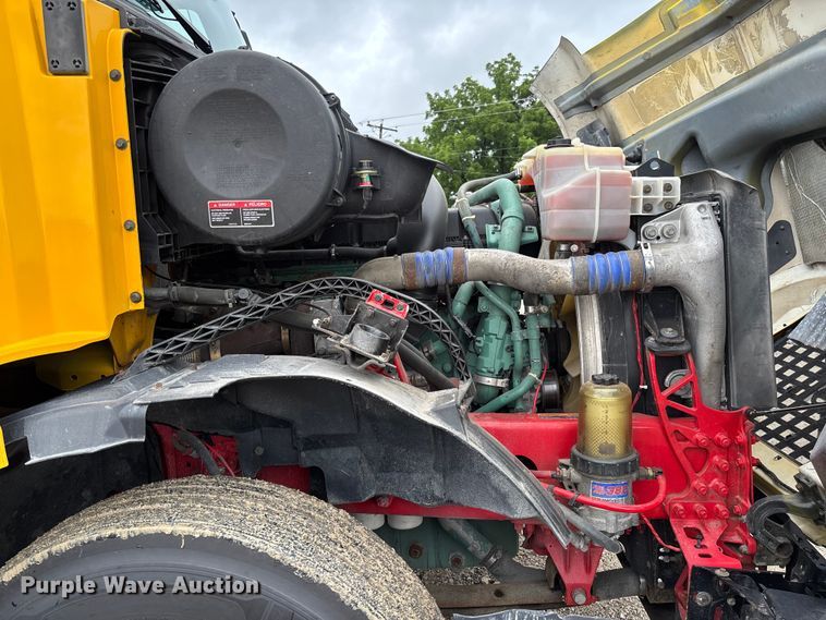 image for item FC1750 2017 Volvo VNL semi truck