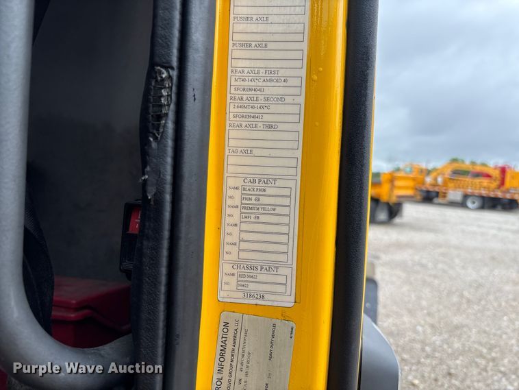 image for item FC1750 2017 Volvo VNL semi truck