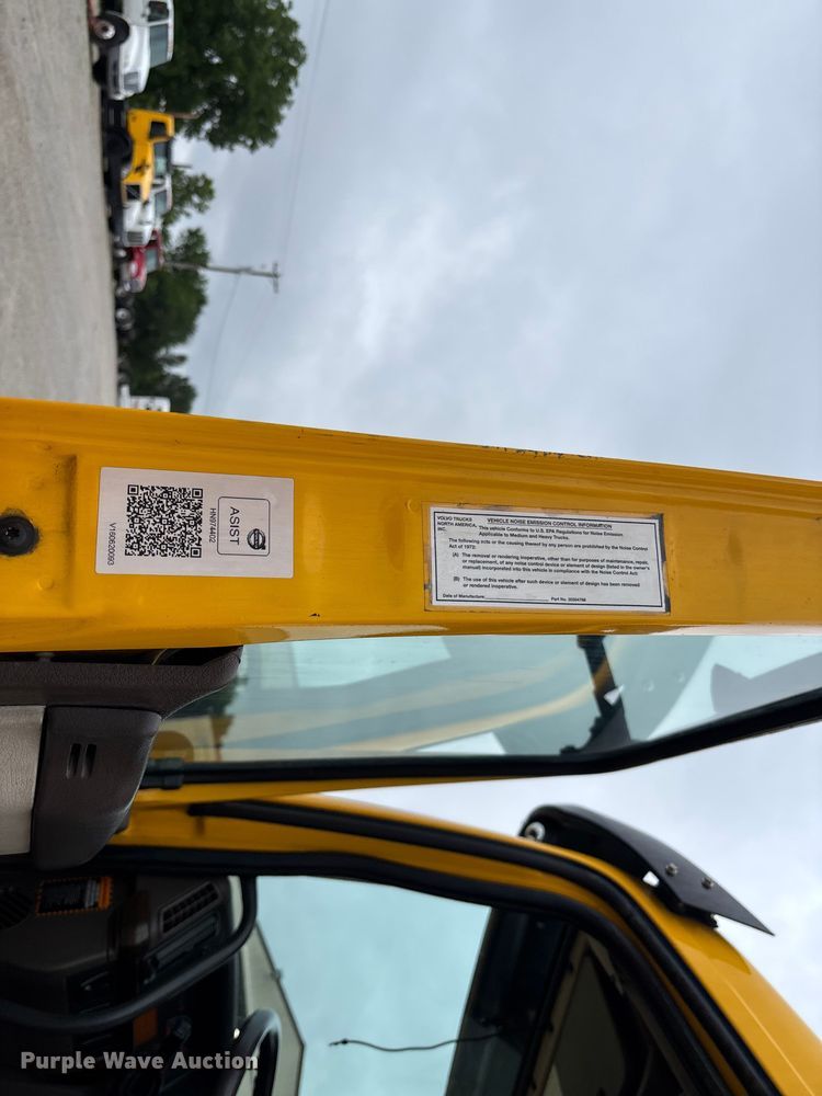image for item FC1750 2017 Volvo VNL semi truck