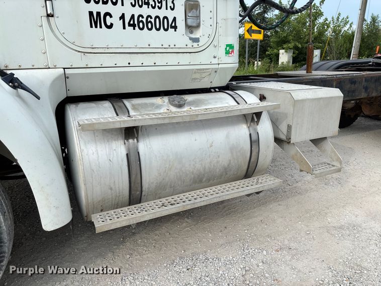 image for item FC1851 2006 International 9400i semi truck
