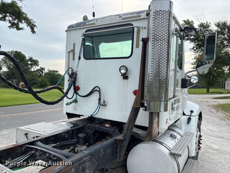 image for item FC1851 2006 International 9400i semi truck