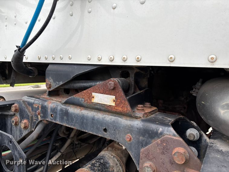 image for item FC1851 2006 International 9400i semi truck