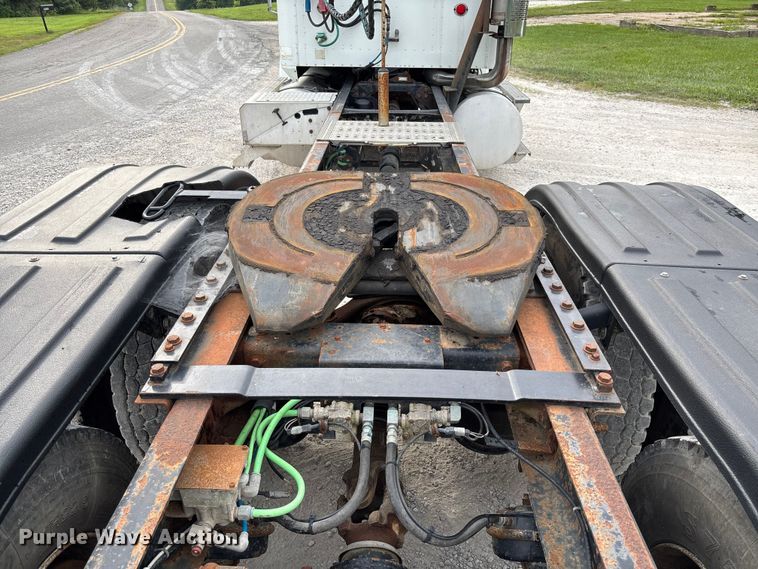image for item FC1851 2006 International 9400i semi truck
