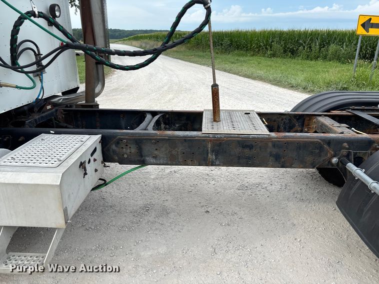 image for item FC1851 2006 International 9400i semi truck