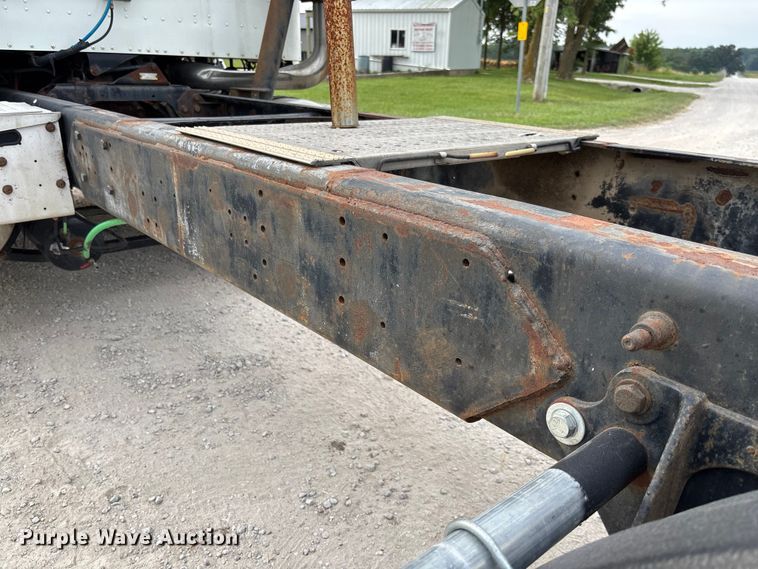 image for item FC1851 2006 International 9400i semi truck