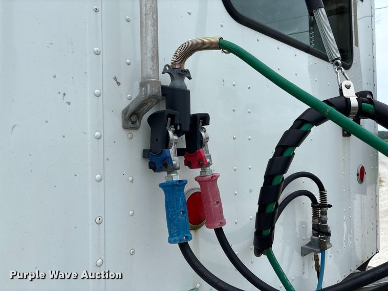 image for item FC1851 2006 International 9400i semi truck