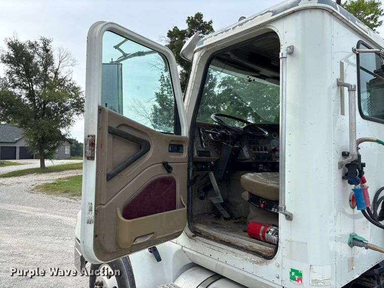 image for item FC1851 2006 International 9400i semi truck