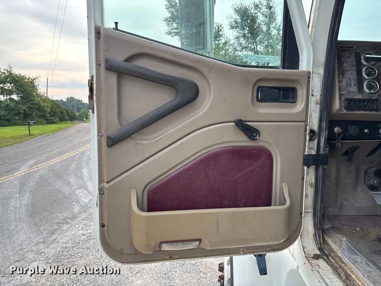 image for item FC1851 2006 International 9400i semi truck