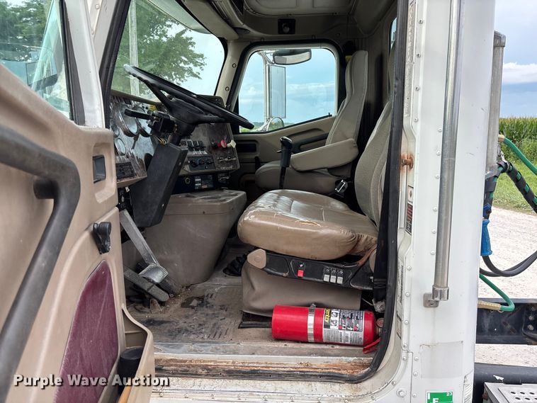 image for item FC1851 2006 International 9400i semi truck
