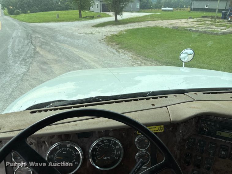 image for item FC1851 2006 International 9400i semi truck