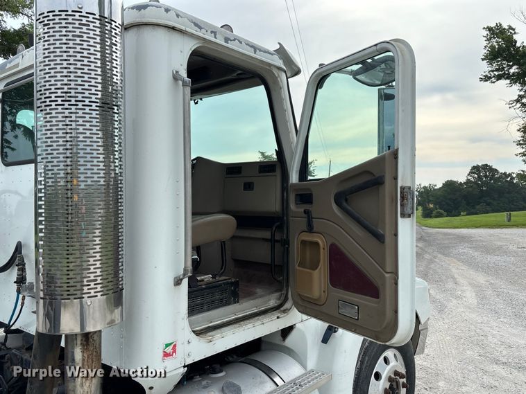 image for item FC1851 2006 International 9400i semi truck