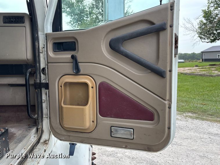 image for item FC1851 2006 International 9400i semi truck